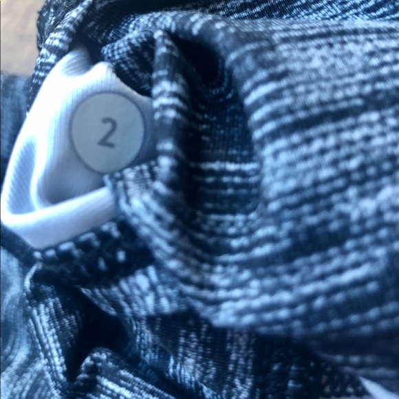 Lululemon Cropped Leggings Size 2 - Picture 5 of 6